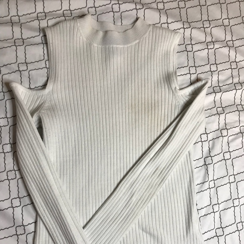 WHITE CUT OFF SHOULDER LONG SLEEVE